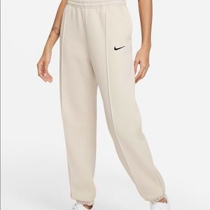 Nike Sportswear Collection Essentials